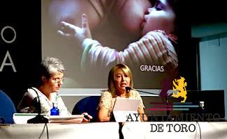 La UCCTA llena la Alh&oacute;ndiga con la conferencia de la ginec&oacute;loga Paloma Ramos