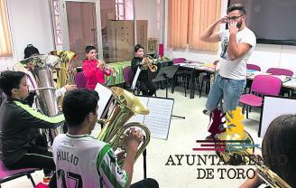 Una decena de estudiantes participan en el seminario de viento metal