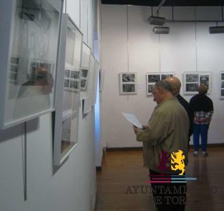 La Casa Municipal de Cultura organiza una visita guiada a la exposici&oacute;n de Otilio Vega