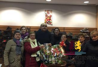 &Aacute;ngela Garc&iacute;a, ganadora de la cesta solidaria de Unidos contra el C&aacute;ncer de Toro