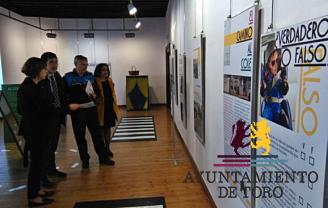 Dos sesiones de teatro complementan la muestra ``Caperucita camina sola``