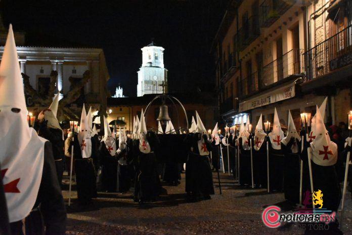 Semana Santa de Toro | La lluvia no apaga el fervor del V&iacute;a Crucis, que se encamina a la Colegiata