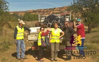 Voluntarios limpian y retiran basura y neum&aacute;ticos de parajes naturales de Toro