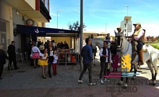 Toro se impregna del ambiente de la feria de abril