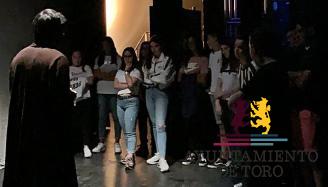 Alumnos de los centros toresanos conocen el arte esc&eacute;nico del Latorre
