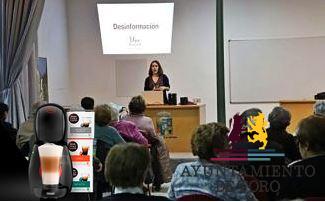 Alumnos de la Universidad de la Experiencia se adentran en el mundo de la comunicaci&oacute;n.