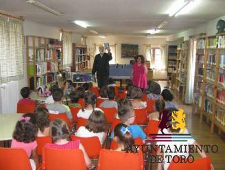 La Biblioteca fomenta la lectura infantil con la jornada "Leer el agua"