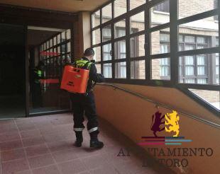 Efectivos de la UME desinfectan los accesos y estancias interiores de dos residencias de Toro