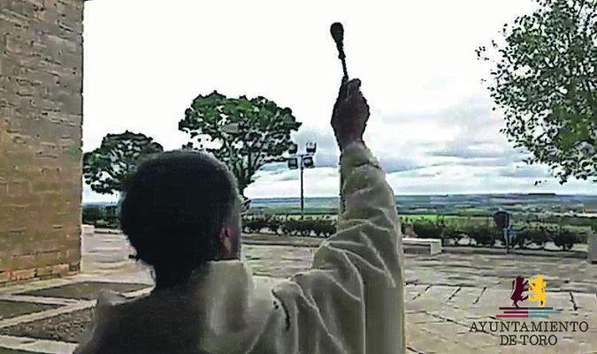 Solitaria bendici&oacute;n del campo en Toro para celebrar la fiesta de san Isidro