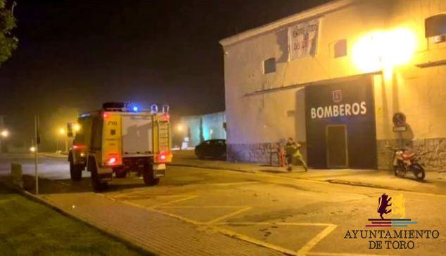 Los bomberos de Toro act&uacute;an en una nave del Pol&iacute;gono Industrial ante una alerta por el incendio de un taller 