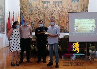 El Jefe de la Polic&iacute;a Local de Toro, Agust&iacute;n Garc&iacute;a, recibe un homenaje por su jubilaci&oacute;n