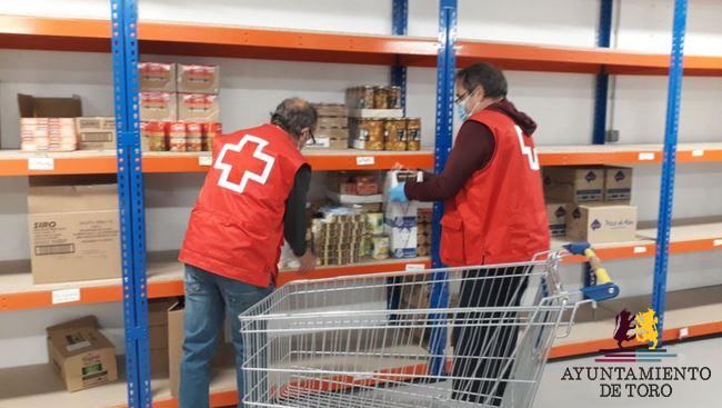 Los alimentos y donativos del Besamanos de Toro se destinan a C&aacute;ritas y Cruz Roja