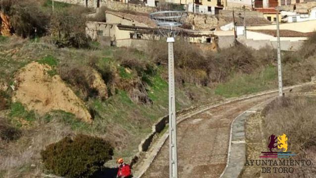 Toro instala cestas met&aacute;licas para el anidamiento de cig&uuml;e&ntilde;as
