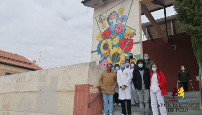 Toro reconoce la labor de los sanitarios frente al COVID con un mural