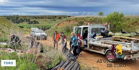 Voluntarios llenan tres camiones con residuos retirados en parajes naturales de Toro