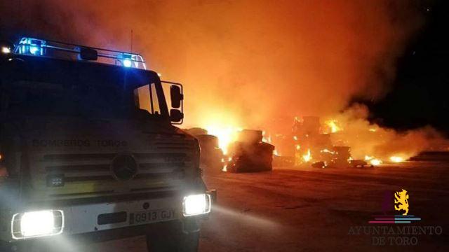 La fermentaci&oacute;n de la alfalfa, posible causa de un incendio cerca de la N-122 en Toro